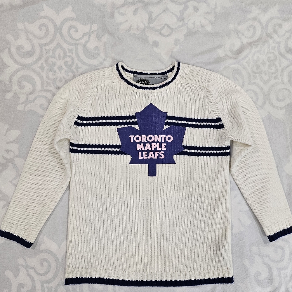 Toronto Maple Leafs pull on sweater